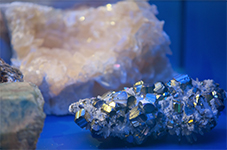 Minerales: pirita y cuarzo