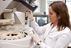 Investigadora trabajando en un proyecto Investigadora trabajando en un proyecto